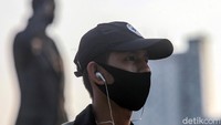 Masker kain berbahan katun yang memiliki tiga lapisan akan bisa menyaring partikel virus lebih baik dibandingkan jenis kain lainnya.