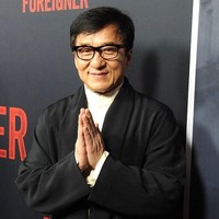 Pada 2012, Jackie Chan dinobatkan sebagai aktor yang paling banyak melakukan adegan berbahaya sendiri tanpa pemeran pengganti. Sepanjang kariernya, pria 66 tahun ini telah membintangi lebih dari 100 judul film dan hampir semua adegan aksi dilakukannya sendiri. Alhasil, Jackie Chan mengalami patah tulang di beberapa bagian tubuhnya seperti hidung, rahang, jari hingga tengkorak. Foto: Instagram @jackiechan