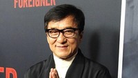 Jackie Chan memulai karier di usia 17 tahun sebagai stuntman dan tampil di sejumlah film Bruce Lee. Foto: Instagram @jackiechan