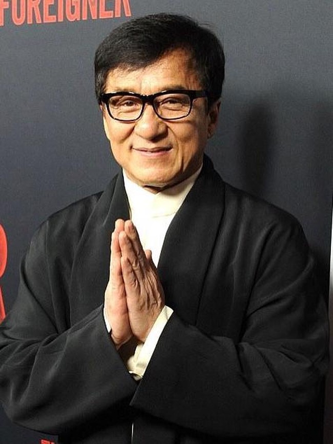 Pada 2012, Jackie Chan dinobatkan sebagai aktor yang paling banyak melakukan adegan berbahaya sendiri tanpa pemeran pengganti. Sepanjang kariernya, pria 66 tahun ini telah membintangi lebih dari 100 judul film dan hampir semua adegan aksi dilakukannya sendiri. Alhasil, Jackie Chan mengalami patah tulang di beberapa bagian tubuhnya seperti hidung, rahang, jari hingga tengkorak. Foto: Instagram @jackiechan
