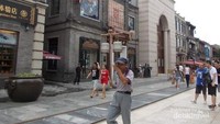 Potret para pejalan di Jalan Qianmen.