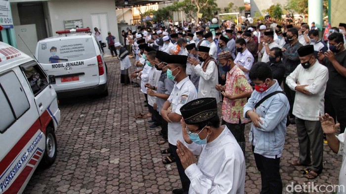 Sejumlah kerabat, keluarga hingga ASN ramai-ramai menyolatkan jenazah Sekda DKI Saefullah. Ini foto-fotonya.