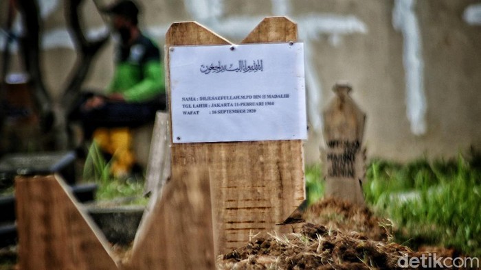 Jenazah Sekda DKI Jakarta Saefullah dimakamkan di makam keluarga di Rorotan, Cilincing, Jakut. Pemakaman akan dilakukan menggunakan protokol COVID-19.