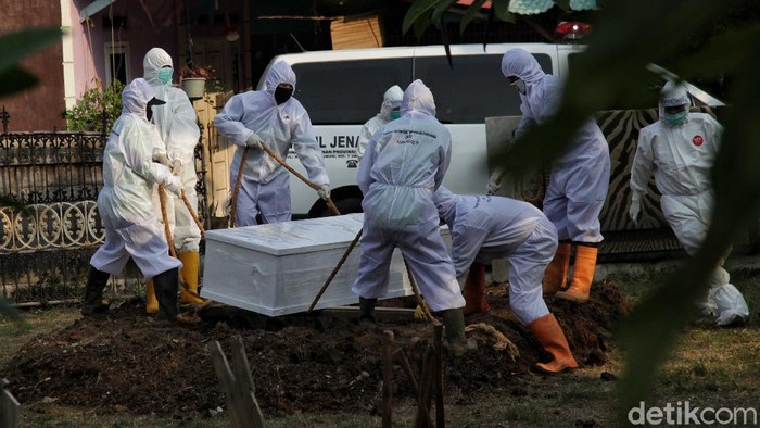 Jenazah Sekda DKI Saefullah Dimakamkan di Makam Keluarga Jenazah Sekda DKI Jakarta Saefullah dimakamkan di makam keluarga di Rorotan, Cilincing, Jakut. Pemakaman akan dilakukan menggunakan protokol COVID-19.