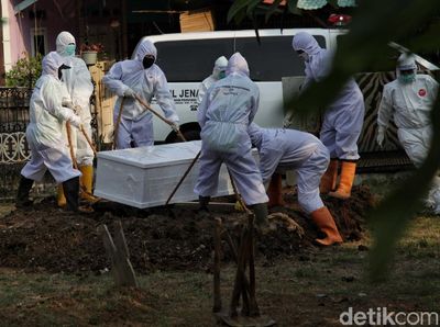 Jenazah Sekda DKI Saefullah Dimakamkan di Makam Keluarga