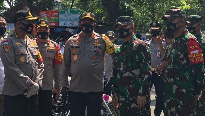 Kapolda Metro Jaya dan Pangdam Jaya pantau operasi yustisi di Terminal Grogol, Jakbar.