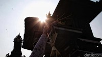 Hari Galungan dimeriahkan dengan memasang penjor atau bambu hias di tepi jalan.