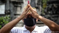 Warga yang datang untuk mengikuti sembahyang diwajibkan memakai masker.