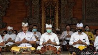 Saat PSBB ini, jumlah jemaat yang beribadah dibatasi hanya 50 persen dari kapasitas pura.