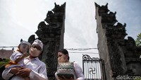 Warga yang belum bisa beribadah Hari Raya Galungan di Pura dapat melakukannya di rumah.