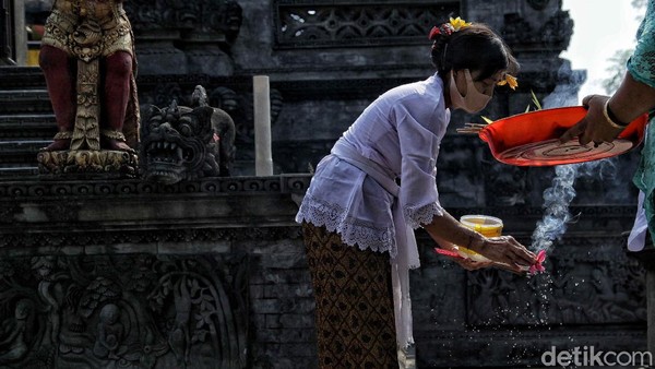 Hari Galungan adalah momen untuk memperingati terciptanya alam semesta. Hari ini juga merupakan hari kemenangan Dharma (kebenaran) melawan Adharma (kejahatan). Sebagai ucapan syukur umat Hindu memberi dan melakukan persembahan pada Sang Hyang Widhi dan Dewa Bhatara. Hari Galungan adalah momen untuk memperingati terciptanya alam semesta. Hari ini juga merupakan hari kemenangan Dharma (kebenaran) melawan Adharma (kejahatan). Sebagai ucapan syukur umat Hindu memberi dan melakukan persembahan pada Sang Hyang Widhi dan Dewa Bhatara.