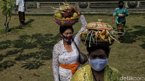 Umat Hindu memperingati Hari Raya Galungan di Pura Dalem Purnajati, Jakarta Utara, Rabu (16/9). Hari Raya Galungan di masa PSBB ini berjalan khidmat.