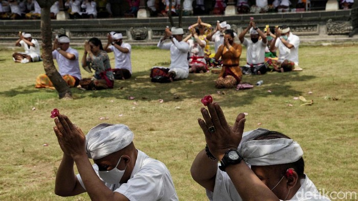 Umat Hindu memperingati Hari Raya Galungan di Pura Dalem Purnajati, Jakarta Utara, Rabu (16/9). Hari Raya Galungan di masa PSBB ini berjalan khidmat.