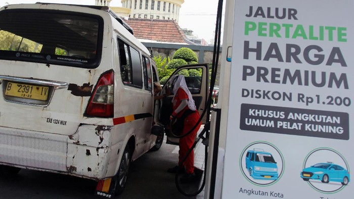 Petugas melakukan pengisian bahan bakar sebuah sepeda motor  di Stasiun Pengisian Bahan Bakar Umum (SPBU) Ciputat, Tangerang Selatan, Banten, Selasa (15/9/2020). PT Pertamina (Persero) menurunkan harga bahan bakar minyak (BBM) jenis Pertalite dari Rp.7.650 menjadi Rp6.450 per liter atau setara dengan harga premium, yang hanya berlaku di 38 SPBU di Kota Tangerang Selatan, promisi ini ini dilaksanakan dalam rangka program langit biru hingga enam bulan kedepan. ANTARA FOTO/Muhammad Iqbal/foc.