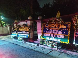 Kediaman Sekda DKI Jakarta Dipenuhi Karangan Bunga