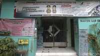 Kasus ini bermula dari salah satu penjaga toilet pasar yang terkonfirmasi positif pada 7 September. Yang bersangkutan mengalami gejala batuk pilek.