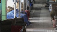 Upaya untuk mencegah penyebaran virus Corona di pasar-pasar terus dilakukan. Hanya saja yang jadi masalah adalah mobilitas pedagang yang sulit terpantau.