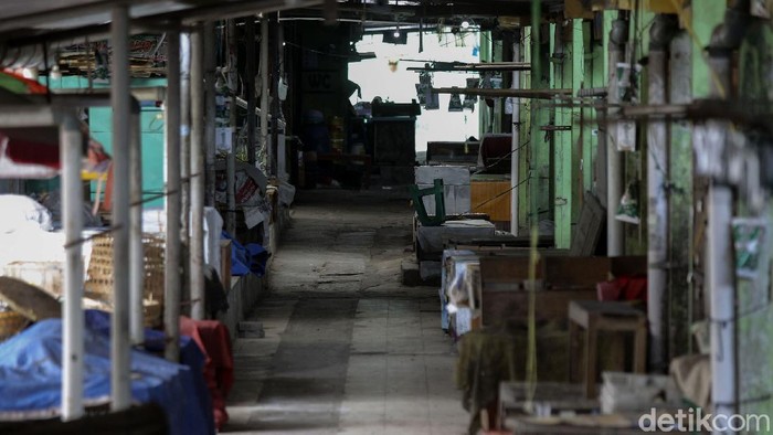 KONDISI PASAR CEBONGAN PASCA 19 PEDAGANG POSITIF COVID-19 Suasana pasar Cebongan, Sleman saat ditutup oleh Pemerintah Kabupaten Sleman untuk sterilisasi, Sleman, Yogyakarta, Rabu (16/9/2020). Dinas Kesehatan Sleman menyatakan Pasar Cebongan menjadi salah satu klaster penularan virus Corona atau COVID-19 setelah ditemukan 19 orang yang positif .Pasar Cebongan ditutup sementara selama tiga hari hingga 17 September 2020. detikcom/PIUS ERLANGGA