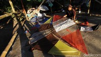 Layang-layang itu dibuat dengan berbagai ukuran dan warna.