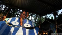 Perajin menyelesaikan pembuatan layang-layang di Kampung Seyegan, Boyolali, Jawa Tengah, Selasa (15/9/2020).