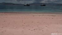 Warna pasirnya unik, ada gradasi putih, pink muda sampai pink tua.