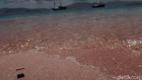 Saat bersentuhan dengan air laut, pasir pantainya makin berkilau.
