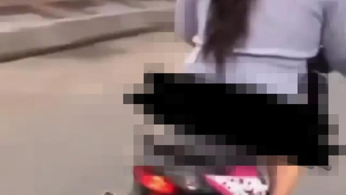 Mbak Ida pamer celana dalam sambil motoran di Magelang, Rabu (16/9/2020).