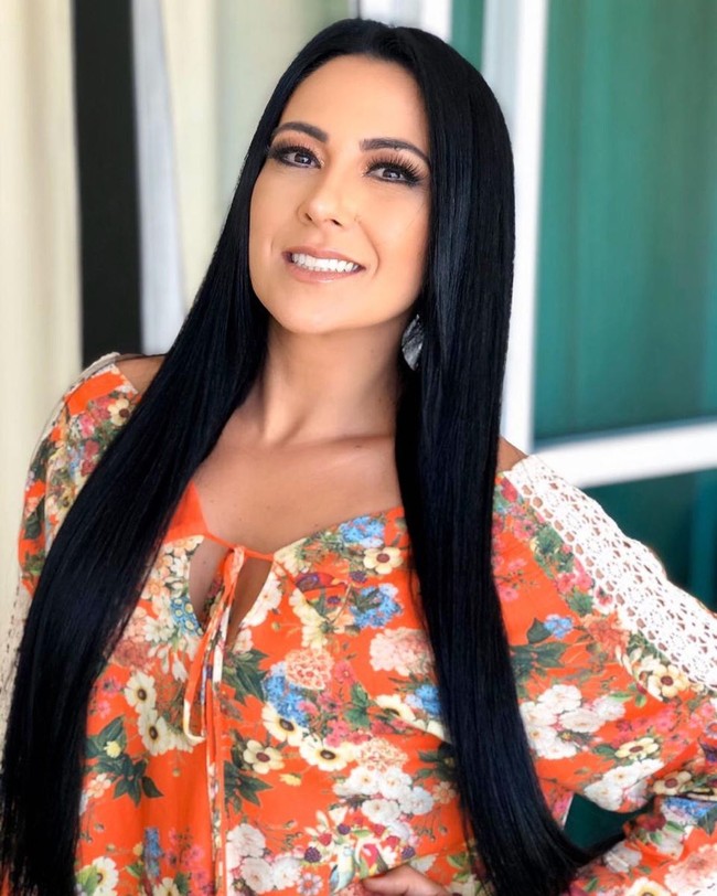 MC Rielle dijuluki sebagai wanita terseksi di Brazil oleh majalah Playboy. Baru-baru ini penyanyi dan model seksi itu jadi perbincangan setelah mengaku mengasuransikan bokongnya. Foto: Instagram @mcrielle