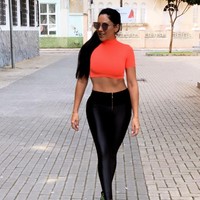 Wanita yang sering tampil seksi itu dilaporkan mengasuransikan bokongnya senilai £147,000 atau sekitar Rp 2,8 miliaran. Sebelumnya, ia mengaku sudah melakukan riset mengenai hal ini. Terinspirasi Mariah Carey yang mengasuransikan kakinya, akhirnya MC Rielle juga melindungi aset berharga pada tubuhnya. Foto: Instagram @mcrielle