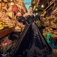 Seperti look sebelumnya, Rio mengatakan bahwa penampilan Melaney ini juga bernilai Rp 1 miliar. Dengan latar lapak buah-buahan yang sesak, Melaney memberikan pose terbaiknya dalam balutan gaun glamor tersebut. (Foto: Instagram@riomotret)