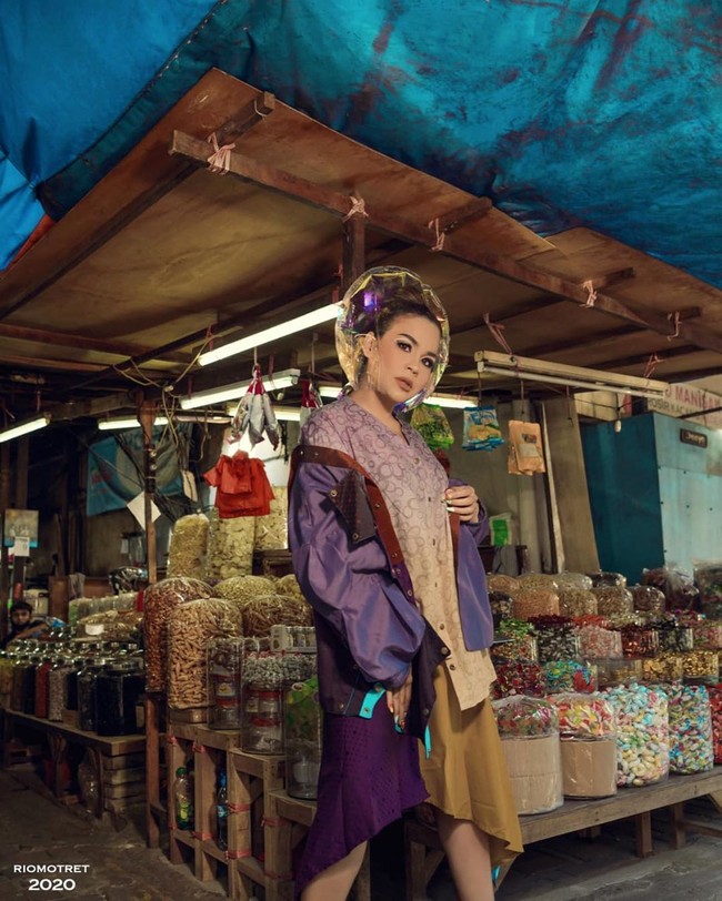 Seperti ini aksi Melaney Ricardo berpose di depan sebuah lapak permen dan manisan. Warna-warni bungkus permen tampak senada dengan busana yang membungkus tubuh ibu dua anak itu. Setiap look, Rio harus memotret dalam waktu kurang dari 2 menit. (Foto: Instagram@riomotret)