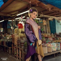 Seperti ini aksi Melaney Ricardo berpose di depan sebuah lapak permen dan manisan. Warna-warni bungkus permen tampak senada dengan busana yang membungkus tubuh ibu dua anak itu. Setiap look, Rio harus memotret dalam waktu kurang dari 2 menit. (Foto: Instagram@riomotret)