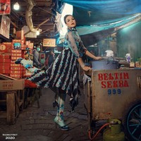 Di pemotretan berikutnya, giliran busana bernuansa biru penuh motif floral yang membungkus tubuh Melaney Ricardo. Busana dipadukan dengan rok lipit dan rok bermotif sama. Sebagai sentuhan akhir, anting dan gelang berlian ikut menyempurnakan gayanya. Ngomong-ngomong look yang dipakai Melaney ini, from head to toe Rp 800 juta dan bakalan dipakai di tengah-tengah pasar, ungkap Rio di video behind the scene pemotretan yang tayang di YouTube. (Foto: Instagram@riomotret)