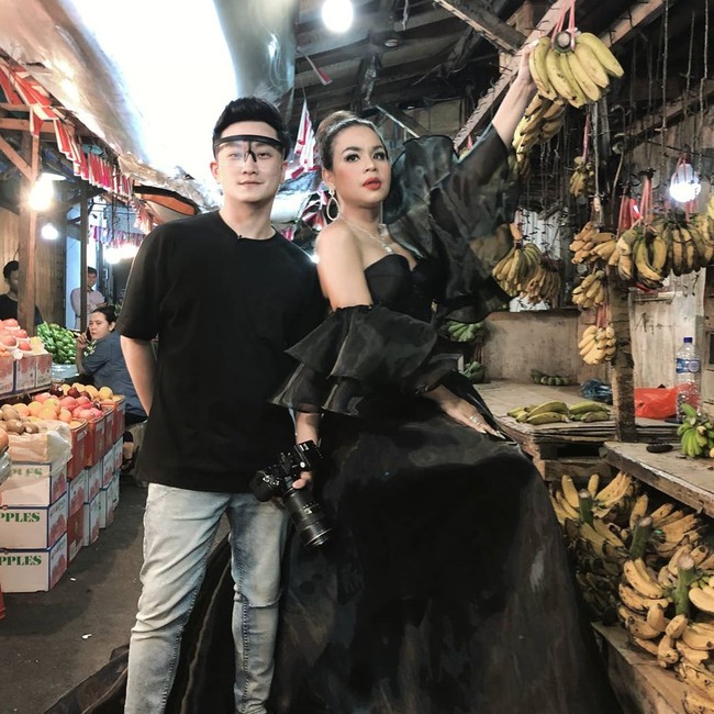 Dikenal sebagai presenter dan penyiar radio, Melaney Ricardo bersolek bak model high-fashion di sebuah pemotretan bersama Rio Motret. Menariknya, Melaney difoto di tengah Pasar Glodok sambil mengenakan gaun dan perhiasan mahal. (Foto: Instagram@riomotret)