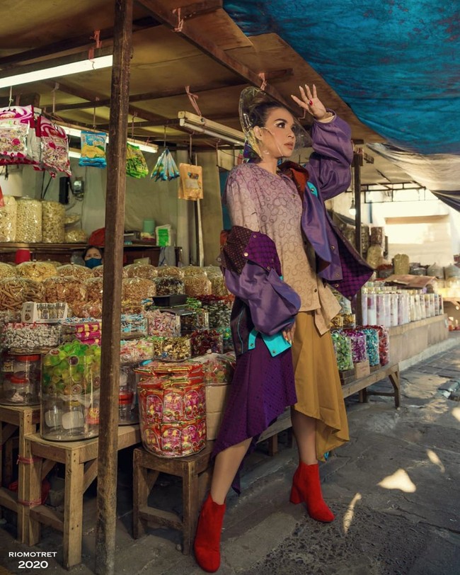 Untuk look ini, Melaney bergaya dengan busana bergaya peranakan dalam nuansa keunguan. Jaket bergaya urban menjadi outerwear andalan yang meninggalkan kesan modern. Tidak ketinggalan sebuah faceshield berbentuk helm plastik transparan yang terasa futuristik dan sepasang boots merah mencolok yang mengakomodasi karakter Mel yang jenaka. (Foto: Foto: Instagram/@riomotret)