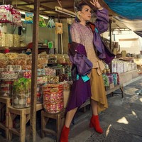 Untuk look ini, Melaney bergaya dengan busana bergaya peranakan dalam nuansa keunguan. Jaket bergaya urban menjadi outerwear andalan yang meninggalkan kesan modern. Tidak ketinggalan sebuah faceshield berbentuk helm plastik transparan yang terasa futuristik dan sepasang boots merah mencolok yang mengakomodasi karakter Mel yang jenaka. (Foto: Foto: Instagram/@riomotret)