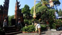 Persembahyangan Hari Raya Galungan tersebut dilakukan dengan tetap menerapkan protokol kesehatan.
