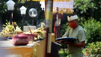 Salah satu protokol kesehatan yang diterapkan oleh para umat Hindu saat merayakan Hari Raya Galungan di Pura Amerta Jati, Jakarta, adalah mengenakan masker.