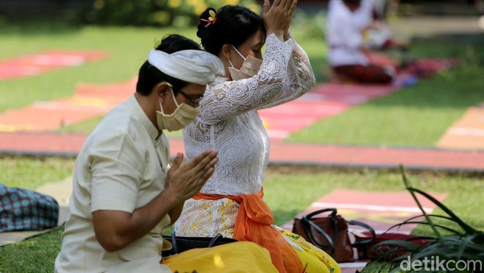 Umat Hindu merayakan Hari Raya Galungan hari ini, Rabu (16/9). Perayaan tersebut diselenggarakan dengan tetap menerapkan protokol kesehatan.