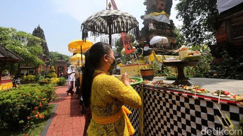 Umat Hindu merayakan Hari Raya Galungan hari ini, Rabu (16/9). Perayaan tersebut diselenggarakan dengan tetap menerapkan protokol kesehatan.