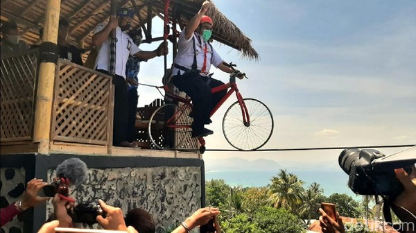 Bukit Cienong secara resmi dibuka oleh Bupati Sukabumi Marwan Hamami, hari ini atau Rabu (16/9/2020). Menurut orang nomor satu di Kabupaten Sukabumi itu Bukit Cienong adalah hasil inovasi desa setempat yang patut diepresiasi dan menyumbang khazanah variasi wisata di Sukabumi. Bukit Cienong secara resmi dibuka oleh Bupati Sukabumi Marwan Hamami, hari ini atau Rabu (16/9/2020). Menurut orang nomor satu di Kabupaten Sukabumi itu Bukit Cienong adalah hasil inovasi desa setempat yang patut diepresiasi dan menyumbang khazanah variasi wisata di Sukabumi.
