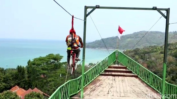 Alternatif wisata baru hadir di Sukabumi, Jawa Barat. Objek wisata berupa menara pandang berbentuk haluan kapal di Bukit Cienong, Cisolok.