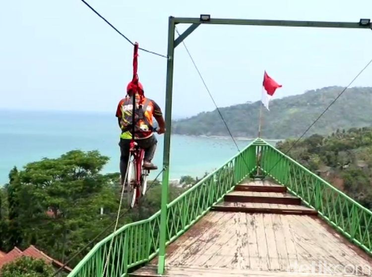 Melihat Wisata Kreatif Bukit Cienong Sukabumi