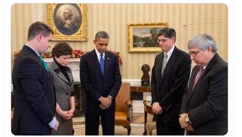 Mengheningkan cipta bagi mereka yang sudah menjual iPhone lama untuk membeli iPhone 12 yang ternyata belum diluncurkan. Foto: Twitter