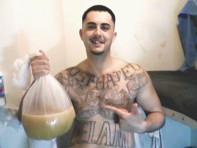 Minuman Wine Satu Ini Dibuat di Dalam Toilet Penjara yang Kotor