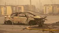 Mobil dan bangunan di Salem, Oregon ini hangus terbakar. Rob Schumacher/Statesman-Journal via AP, Pool.