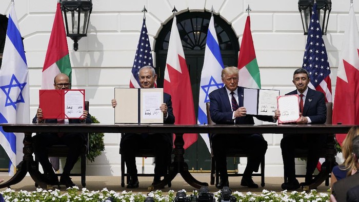 President Donald Trump, center, with from left, Bahrain Foreign Minister Khalid bin Ahmed Al Khalifa, Israeli Prime Minister Benjamin Netanyahu, Trump, and United Arab Emirates Foreign Minister Abdullah bin Zayed al-Nahyan, during the Abraham Accords signing ceremony on the South Lawn of the White House, Tuesday, Sept. 15, 2020, in Washington. (AP Photo/Alex Brandon)