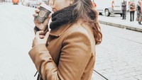 Tampaknya Nessie liburan di musim dingin. Sambil jalan santai menikmati kopi, Nessie juga diketahui punya hobi jalan-jalan. Berbagai negara pernah jadi tujuan travelingnya. Foto: instagram @nessiejudge