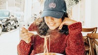 Lewat youtubenya, Nessie kerap mengangkat topik menarik seputar tren yang tengah terjadi di masyarakat. Menikmati pasta dan pizza di Italia jadi agenda kulineran Nessie. Foto: instagram @nessiejudge