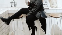 Wanita berambut panjang ini memang kerap pamer momen kulineran. Seperti momen ngemilnya yang tampil asyik dengan outfit kece. Foto: instagram @nessiejudge